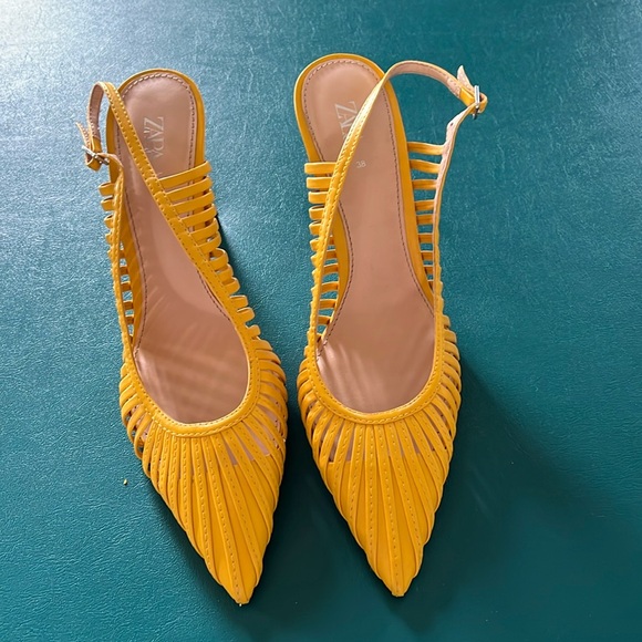 Zara 38. Feets US 8 - Picture 1 of 2